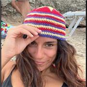 Laureanda in biologia impartisce lezione di scienze a studenti delle scuole medie e superiori